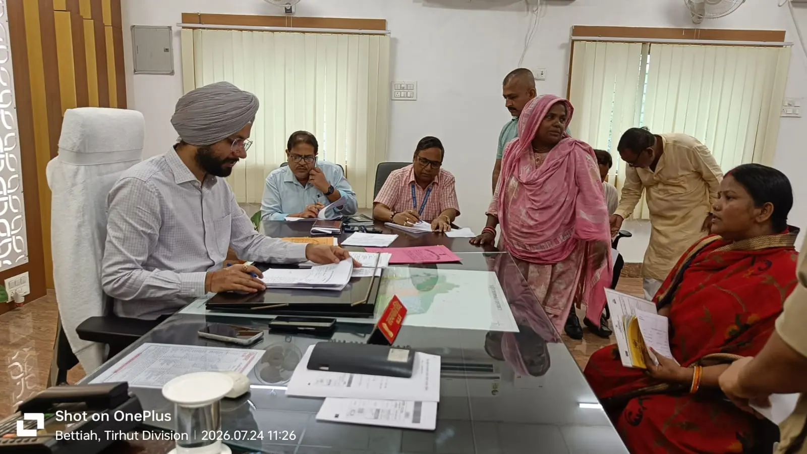 बेतिया समाहरणालय में डीएम ने सुनीं 75 फरियादें, अधिकारियों को दिए त्वरित कार्रवाई के निर्देश