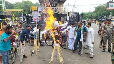 बक्सर में नीट पेपर लीक के विरोध में शिक्षा मंत्री का पुतला दहन, दिव्यांग संघ ने उठाई इस्तीफे की मांग