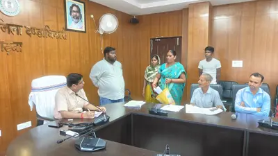 सरकारी बाबुओं का गजब का 'खेल': योजना से बेदखल करने के लिए मजदूर को बना दिया 'अफसर', तो आधार नंबर ही बदला