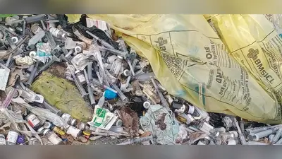 शेखपुरा : टाटी नदी किनारे फेंका जा रहा हॉस्पिटल का मेडिकल कचरा, संक्रमण फैलने का बढ़ा खतरा