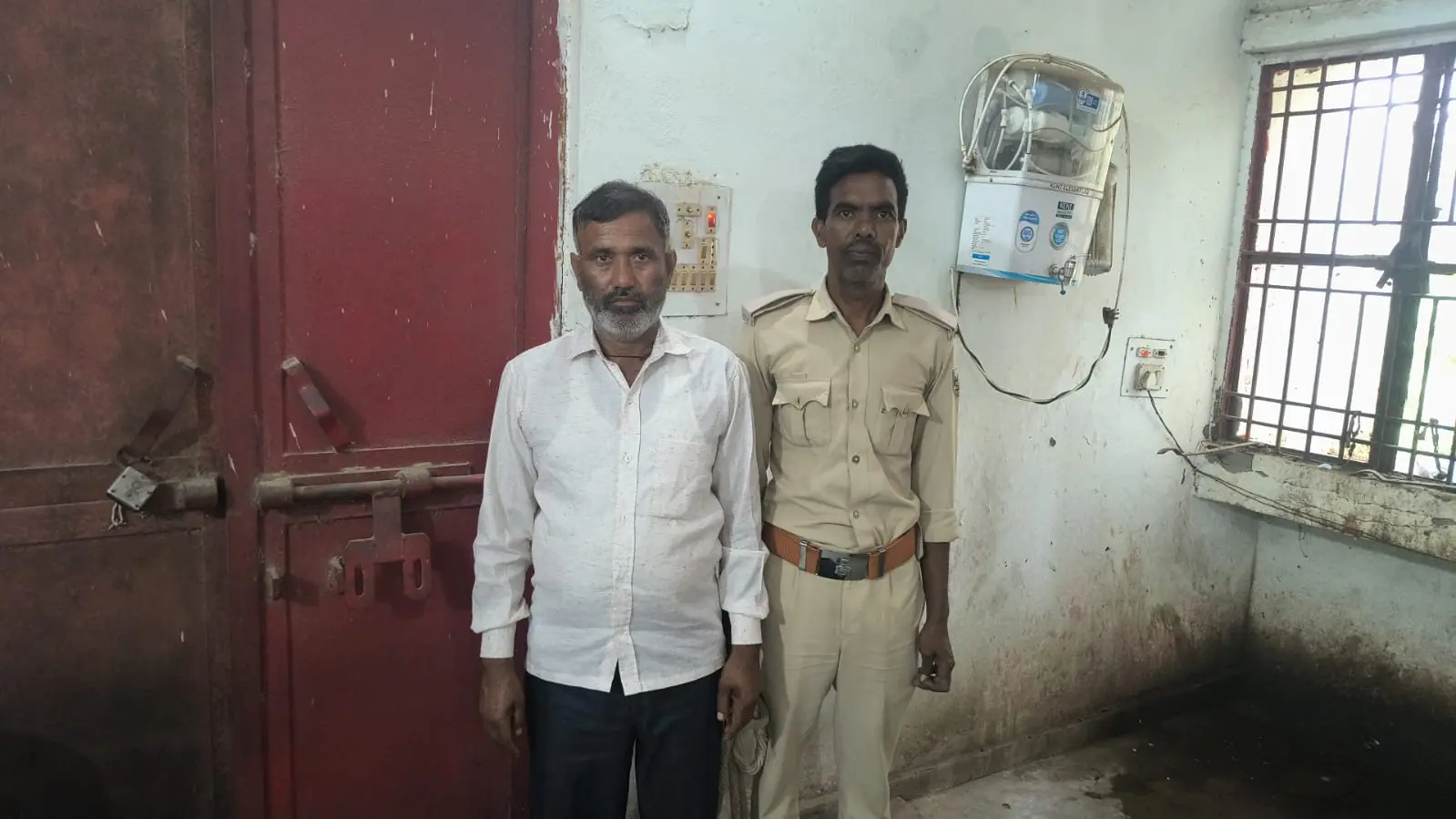 कैमूर: चेक बाउंस मामले का फरार वारंटी गिरफ्तार, चैनपुर पुलिस ने घर से दबोचा