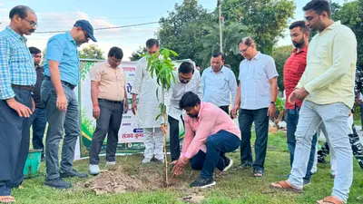 LNMU: लनामिवि के नरगौना परिसर में एनएसएस का पौधारोपण अभियान, कुलपति ने लगाए पौधे