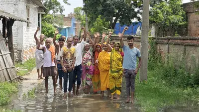 मधुबनी: झंझारपुर में नाला बंद होने से वार्ड-14 जलमग्न, लोगों ने सड़क पर उतरकर किया प्रदर्शन