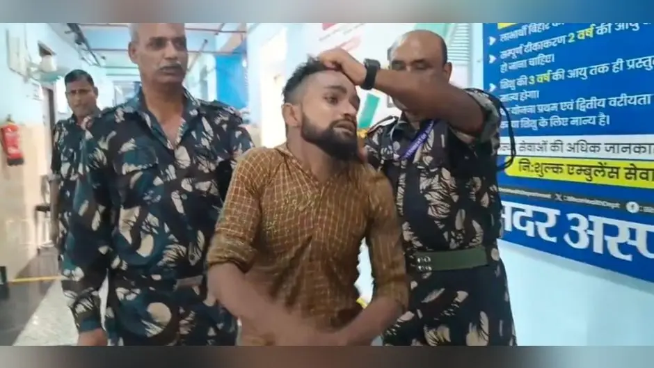 आरा : सदर अस्पताल के पुराने इमरजेंसी वार्ड में चोरी करते पकड़े गए दो चोर, सुरक्षा गार्डों ने दबोचा