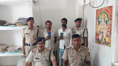 आरा रेलवे स्टेशन पर दो शातिर मोबाइल चोर गिरफ्तार, चोरी के मोबाइल बरामद