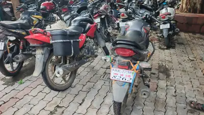 नवादा: हाथोचक में 10 लीटर महुआ शराब और 2 चोरी की बाइक जब्त, नाबालिग गिरफ्तार, दो फरार
