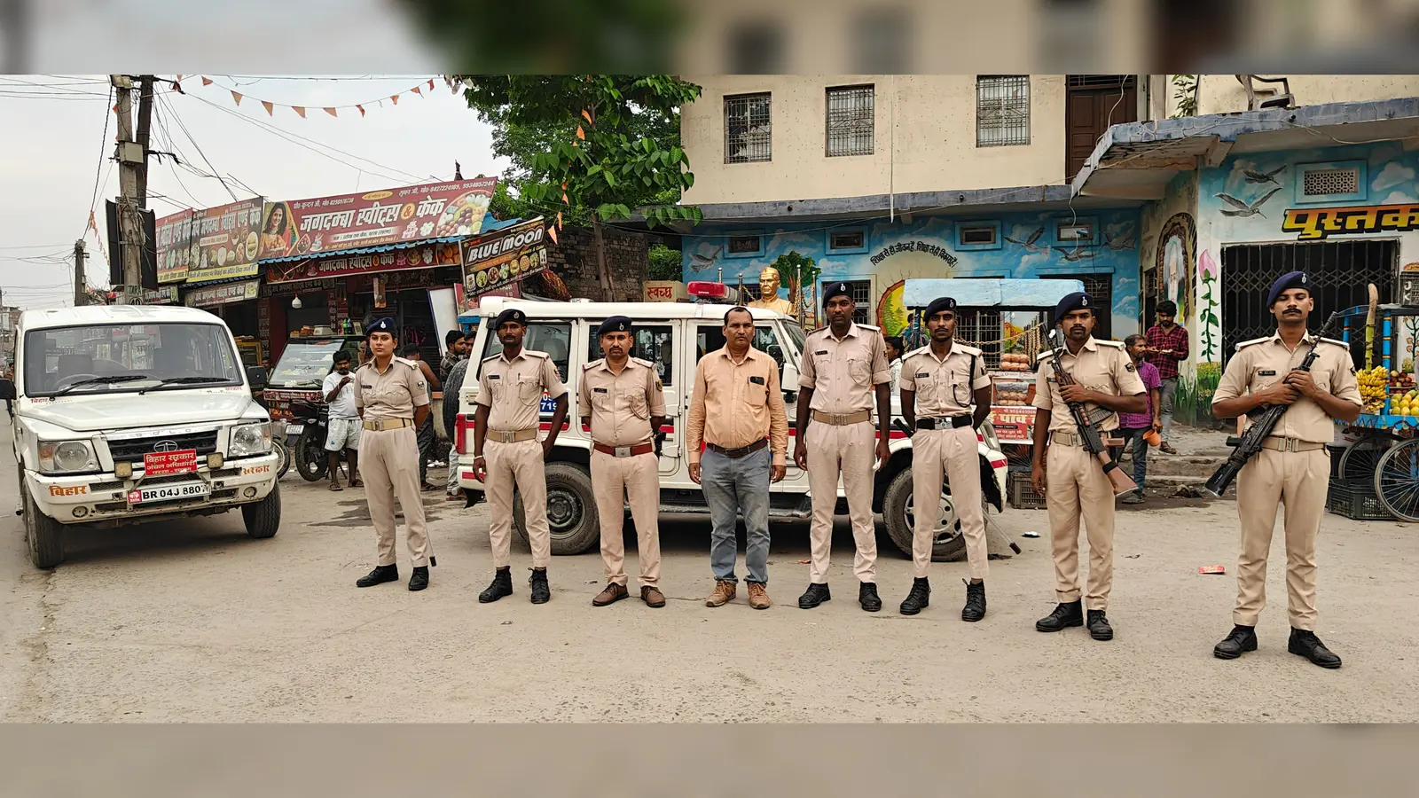 सारण: परसा में पुलिस-प्रशासन का फ्लैग मार्च, NEET प्रदर्शन को लेकर अलर्ट मोड में सारण प्रशासन