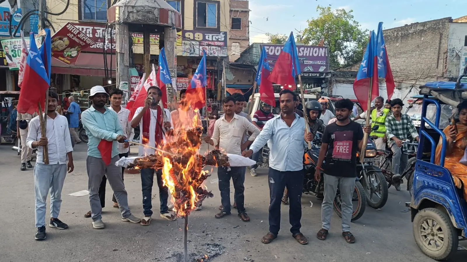 सीतामढ़ी: शिक्षा व्यवस्था से जुड़े मुद्दों को लेकर किया प्रदर्शन, इस्तीफे की मांग के साथ केंद्र सरकार के खिलाफ नारेबाजी