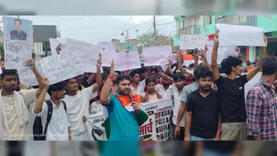 नीट पेपर लीक के विरोध में छात्रों का प्रदर्शन, केंद्रीय शिक्षा मंत्री के इस्तीफे की उठी मांग