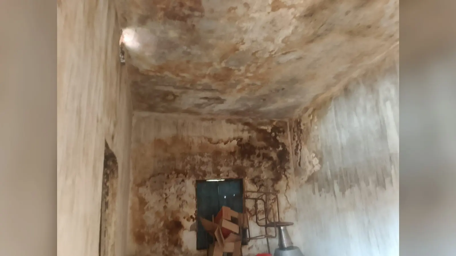 कर्रा में जर्जर भवन में पढ़ने को मजबूर 149 छात्र, बारिश में टपकती छत से बढ़ा खतरा