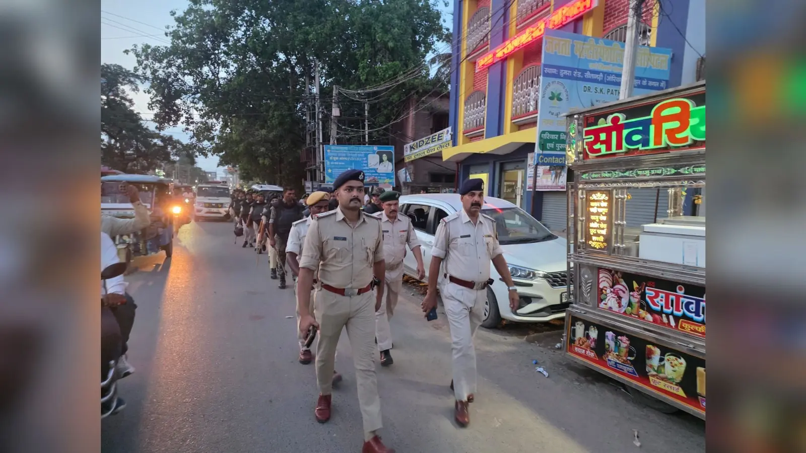 सीतामढ़ी: शांति व्यवस्था को लेकर पुलिस का फ्लैग मार्च, अफवाहों से बचने की अपील