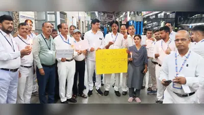 रेलकर्मियों ने कैंडल मार्च निकालकर स्टेशन प्रबंधक से दुर्व्यवहार का किया विरोध
