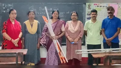 00 पंसस झरना मिश्रा ने निजी खर्च से विद्यालय में लगवायी लाइट