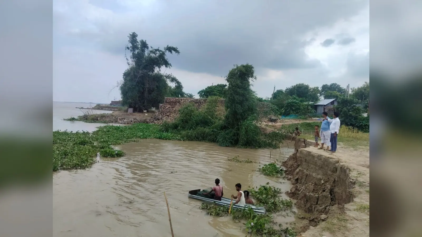 पूर्वी प्राणपुर में करोड़ों की कटाव निरोधक योजना का हिस्सा गंगा में ध्वस्त