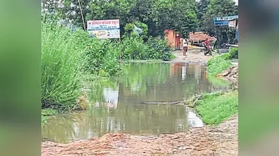 महाराजगंज निबंधन कार्यालय की सड़क पर जलजमाव, अधिकारी, कर्मचारी से लेकर आम लोग तक हलकान