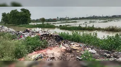 दिनारा में कचरा डंपिंग से सैफन जाम, किसानों की फसल पर मंडराया जलभराव का खतरा