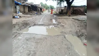 गांधीनगर गांव की मुख्य सड़क पर बना बड़ा गड्ढा, हादसे का बना रहता है खतरा