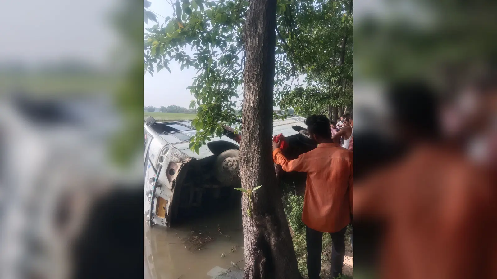 कोचस में स्कूली बच्चों से भरी बस गड्ढे में पलटी, चालक घायल, कई बच्चों को आई चोट