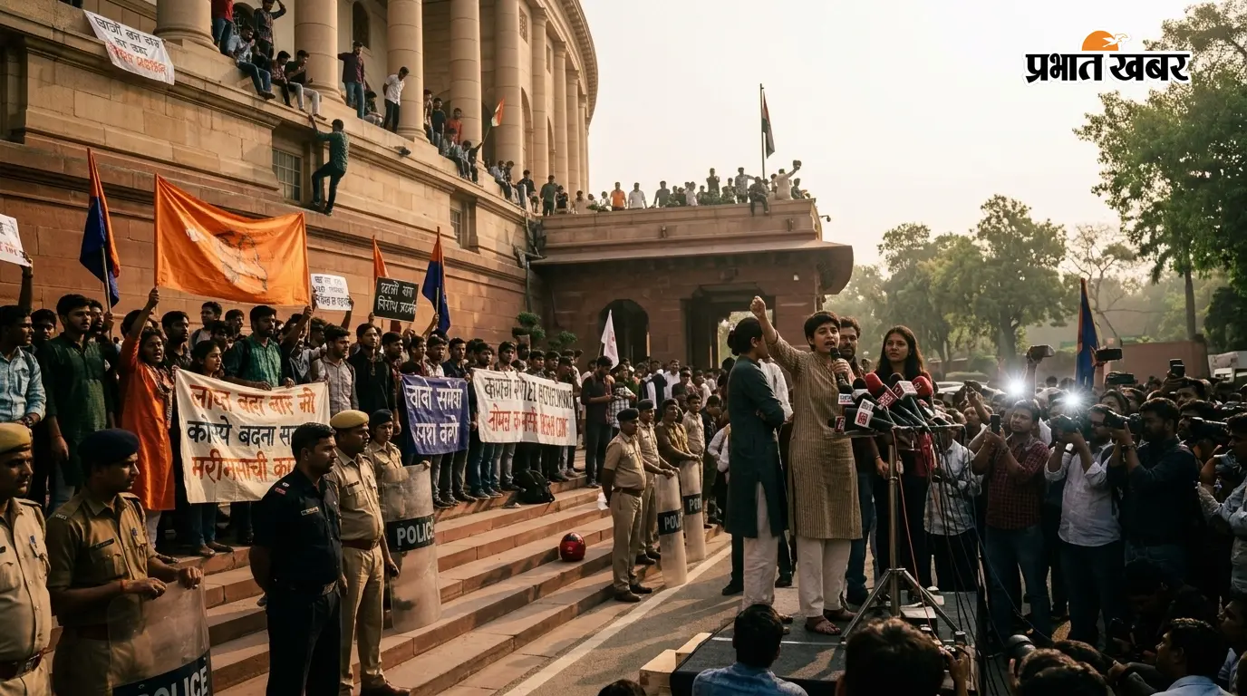 छात्रों को प्रदर्शन से दूर रहने की नसीहत, DM बोले- FIR हुई तो करियर पर पड़ेगा असर
