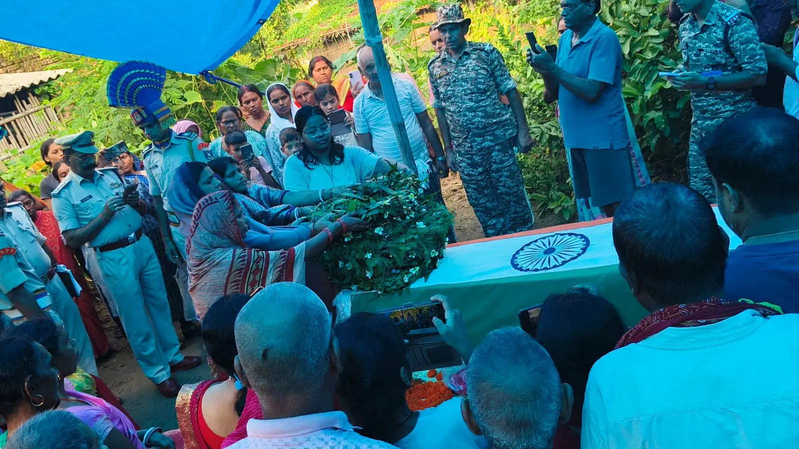 सीआरपीएफ जवान को नम आंखों से दी अंतिम विदाई