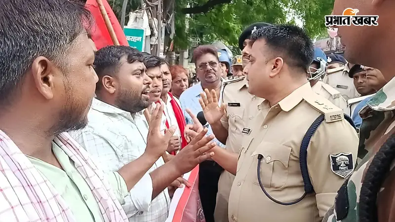सीवान : बिहार बंद के दौरान SP से भिड़े प्रदर्शनकारी, तीखी नोकझोंक से मामला गरमाया, देखिए वीडियो