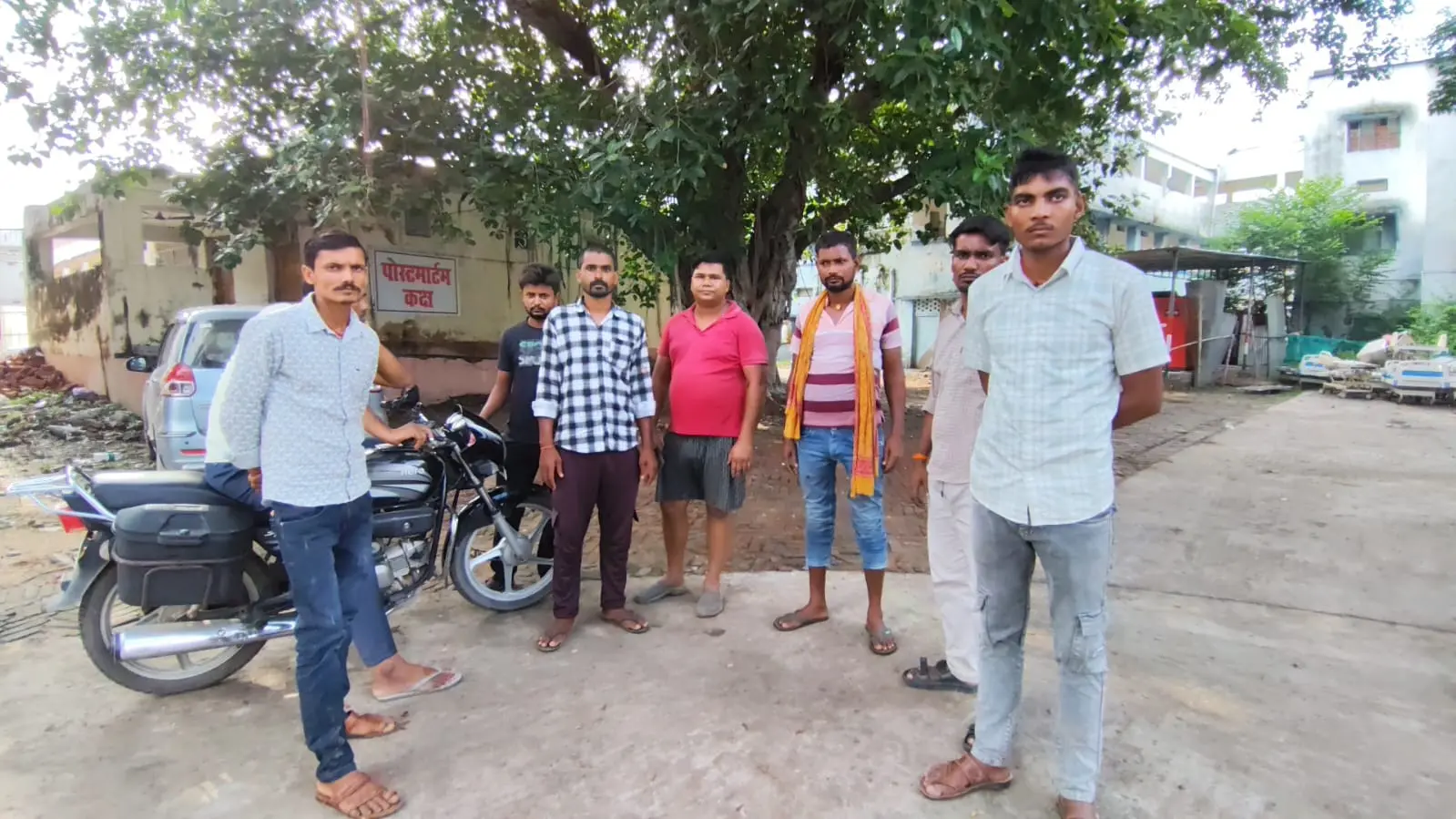 खुदागंज बाजार में अज्ञात वाहन की चपेट में आने से युवक की मौत