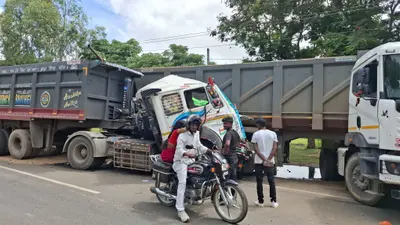 चकाई-देवघर मार्ग पर दो हाइवा की भीषण भिड़ंत, चालक गंभीर रूप से घायल; देवघर में इलाज जारी