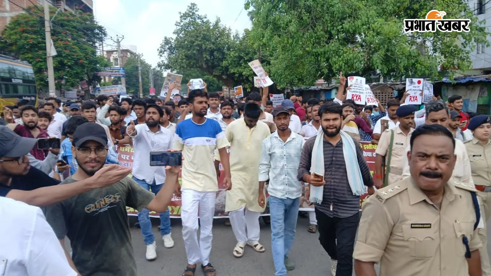 गया जी में छात्रों के प्रदर्शन से यातायात प्रभावित, सड़क पर उतरे SSP और SP, बिहार बंद का दिखा असर