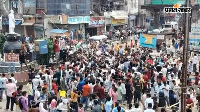 सारण : बिहार बंद के दौरान छात्रों ने फाड़े बैनर-पोस्टर, पुलिस से तीखी नोकझोंक, बैरिकेडिंग लेकर भागे छात्र