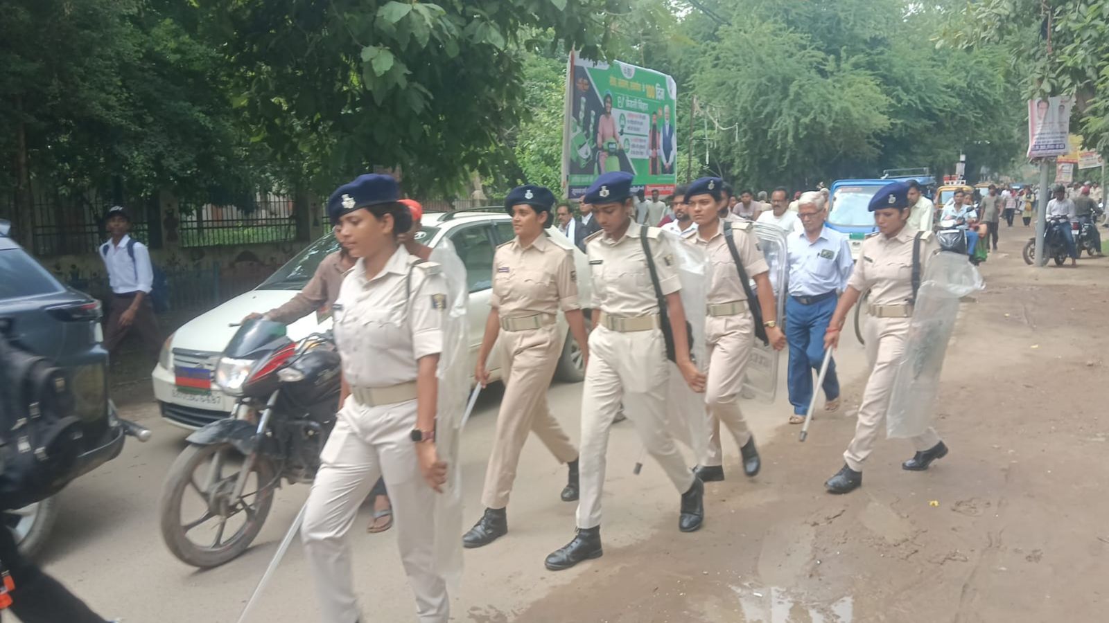 आरा में सड़क पर उतरी महिला पुलिसकर्मी