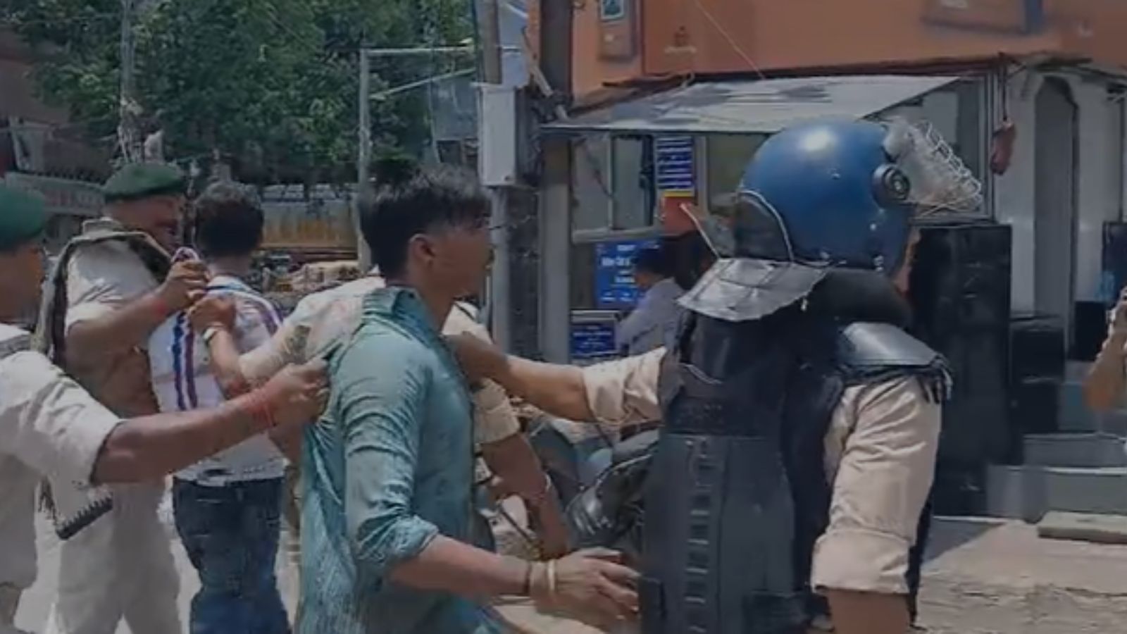 पटना में पुलिस ने कई छात्रों को हिरासत में लिया