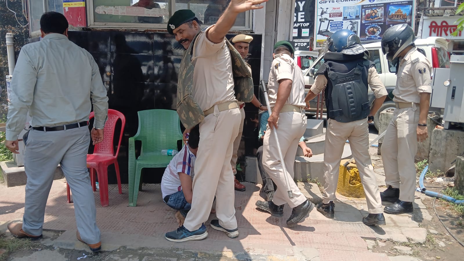 पटना में प्रदर्शन के दौरान छात्र को पकड़ती पुलिस