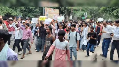 छपरा में छात्राओं का हुंकार, बोलीं- पेपर लीक से बर्बाद हो रहा भविष्य, शिक्षा मंत्री के इस्तीफे की मांग तेज