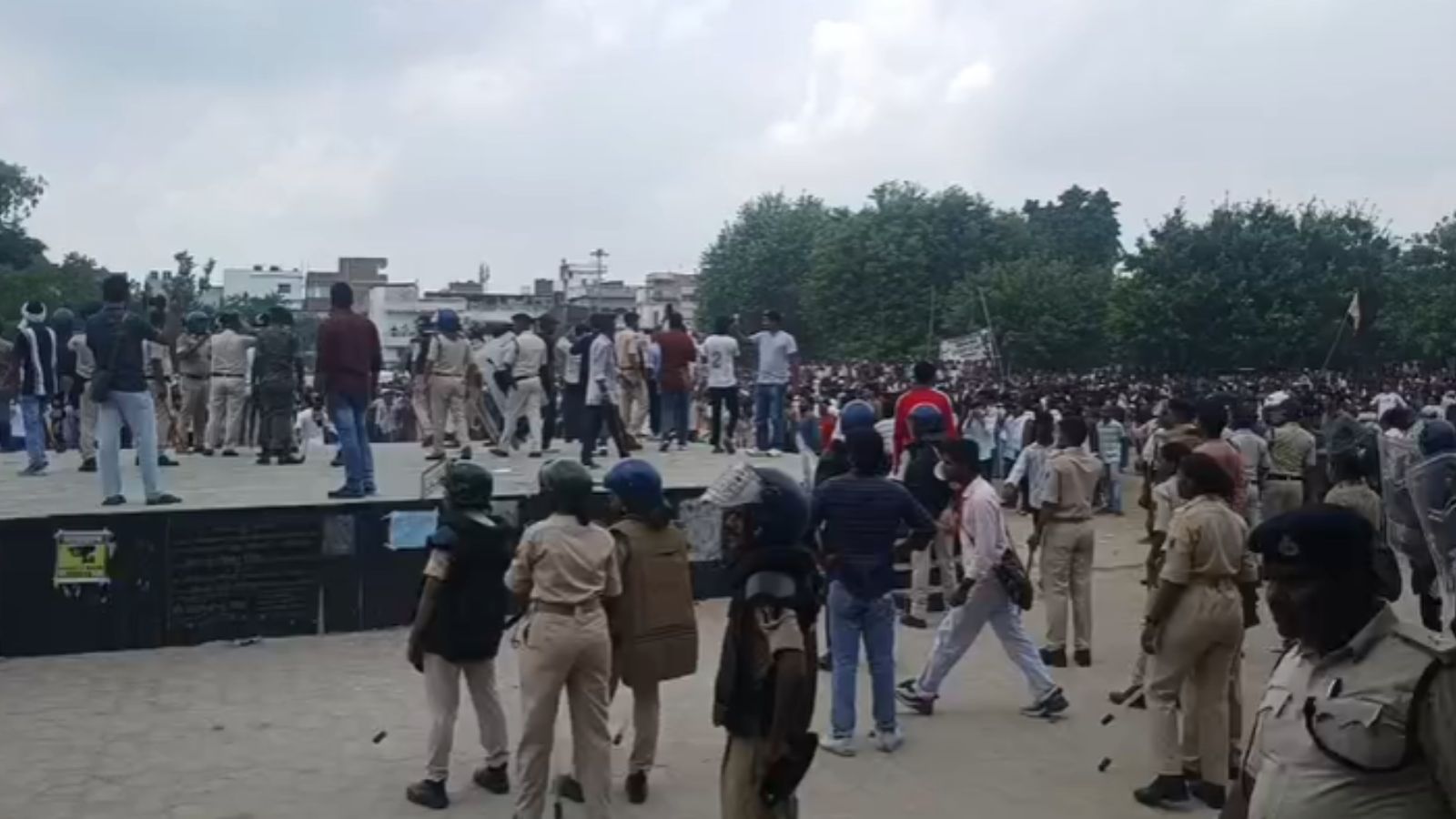 सीवन में उग्र हुए छात्र