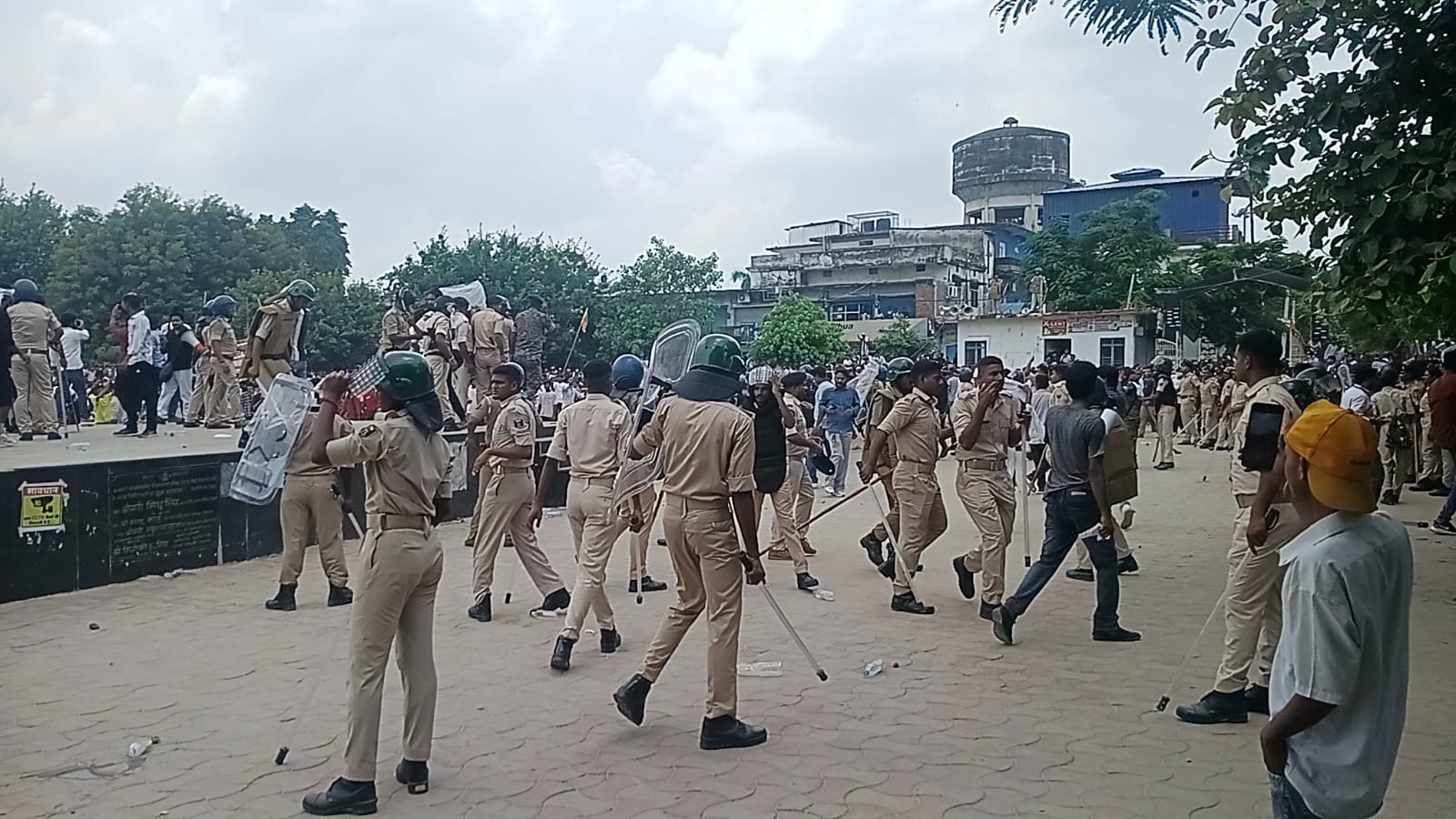 मौके पर मौजूद पुलिसकर्मी