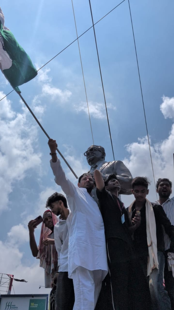 तिरंगा लेकर प्रदर्शन में टावर पर चढ़े तेजप्रताप यादव