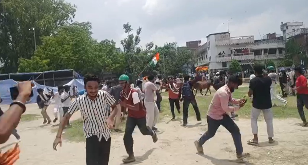 लाठीचार्ज के दौरान भागते छात्र
