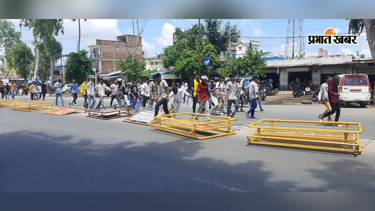 पूर्णिया में छात्र संगठनों का प्रदर्शन उग्र, बैरिकेडिंग तोड़ी : कलेक्ट्रेट गेट बंद, गिरफ्तारी के लिए लगाई गईं बसें