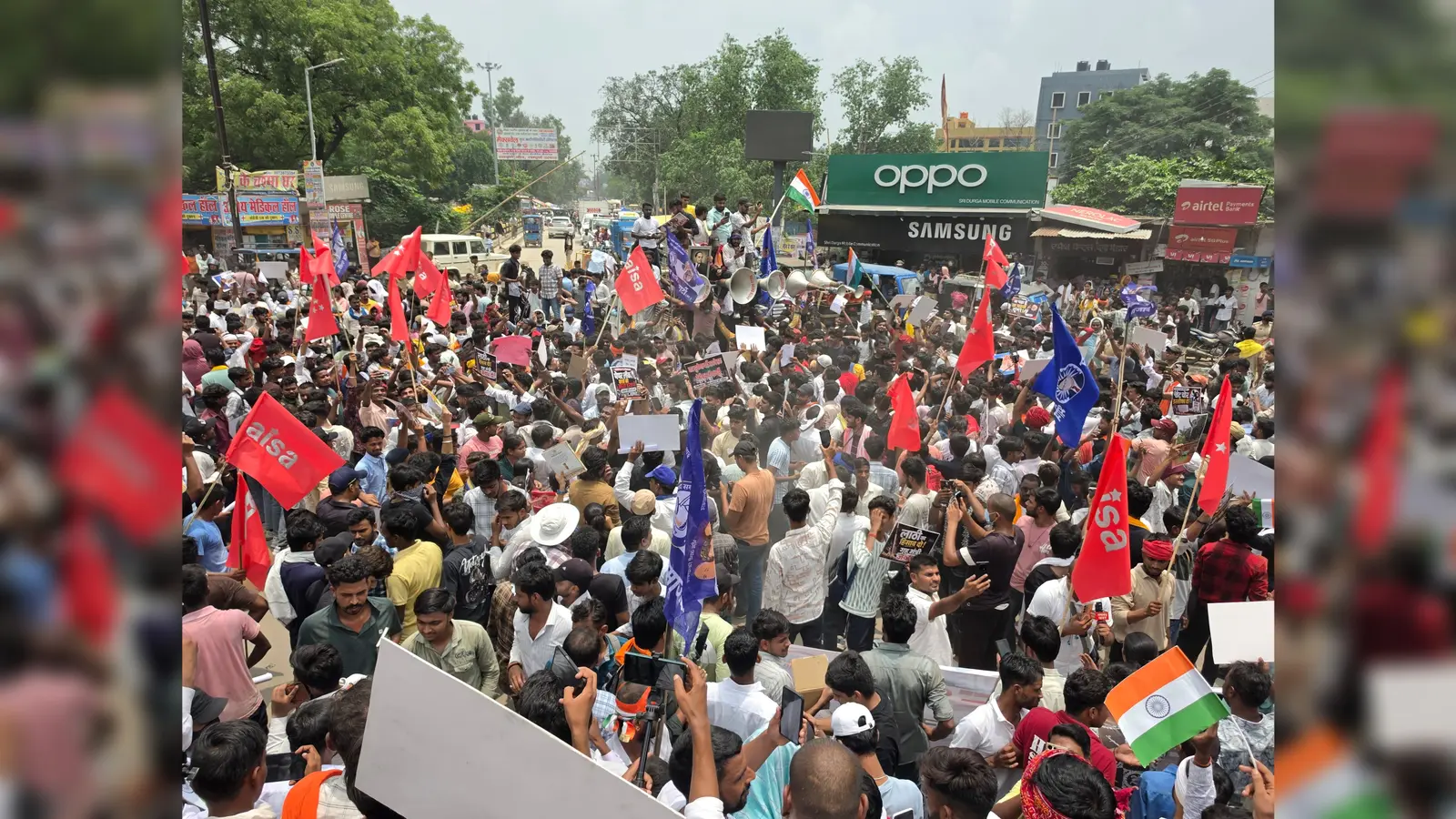 बक्सर में बिहार बंद पर छात्रों का उग्र प्रदर्शन, नीट पेपर लीक और केंद्रीय शिक्षा मंत्री के खिलाफ गूंजे नारे