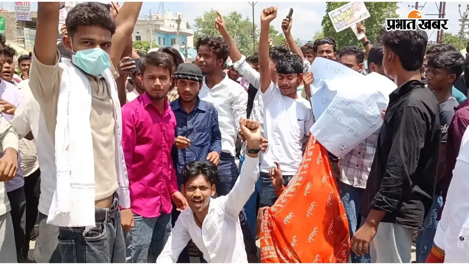 NEET पेपर लीक मामला: बिरौल में छात्रों का उग्र प्रदर्शन, केंद्र सरकार के खिलाफ की नारेबाजी