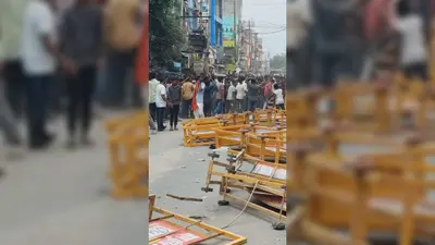 बिहार बंद: छपरा में प्रदर्शकारी छात्रों ने पुलिस की गाड़ी को फूंका, पत्थरबाजी में कई घायल, बैरिकेडिंग क्षतिग्रस्त
