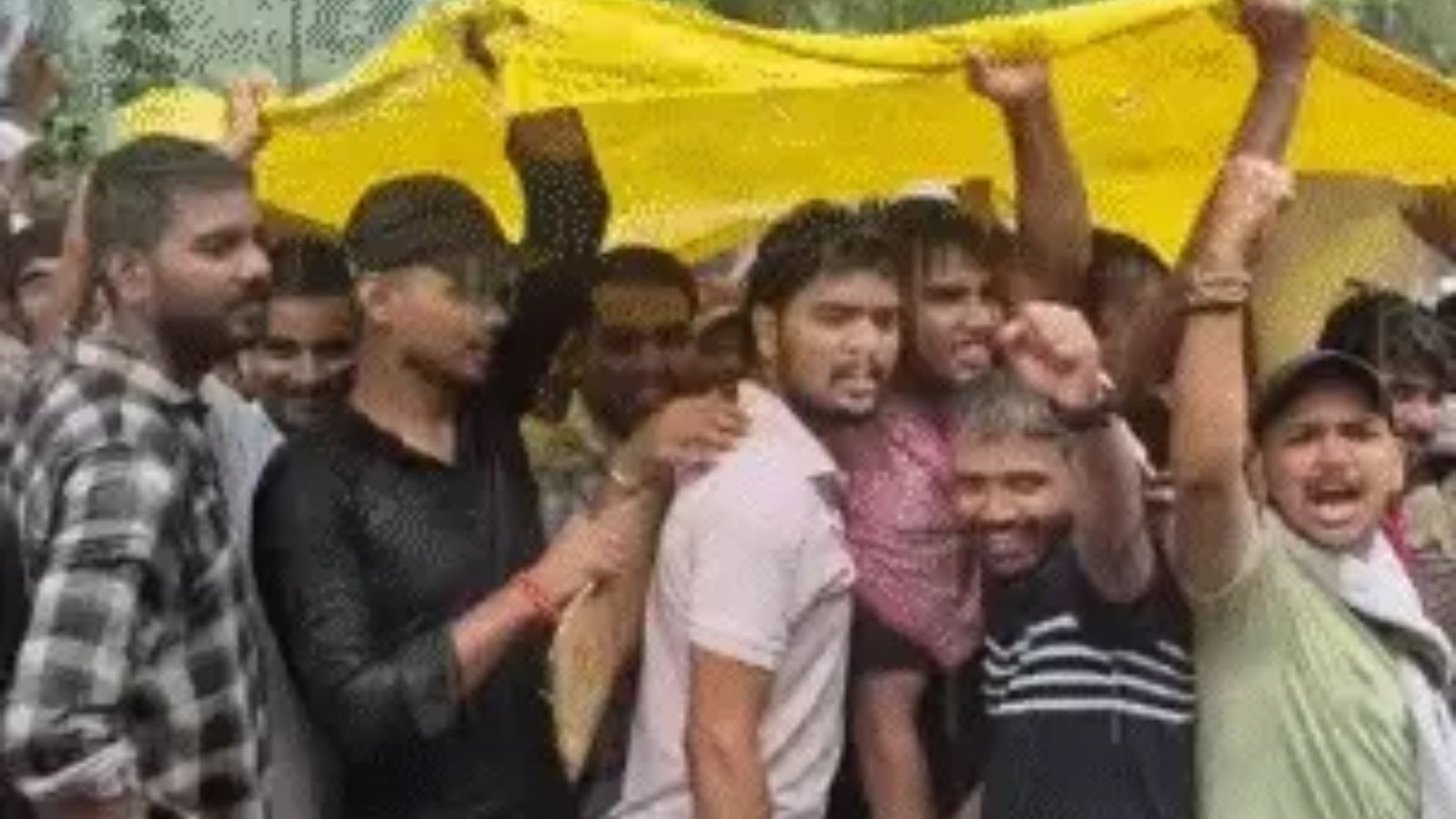 बारिश के बीच सड़कों पर उतरे हजारों युवा