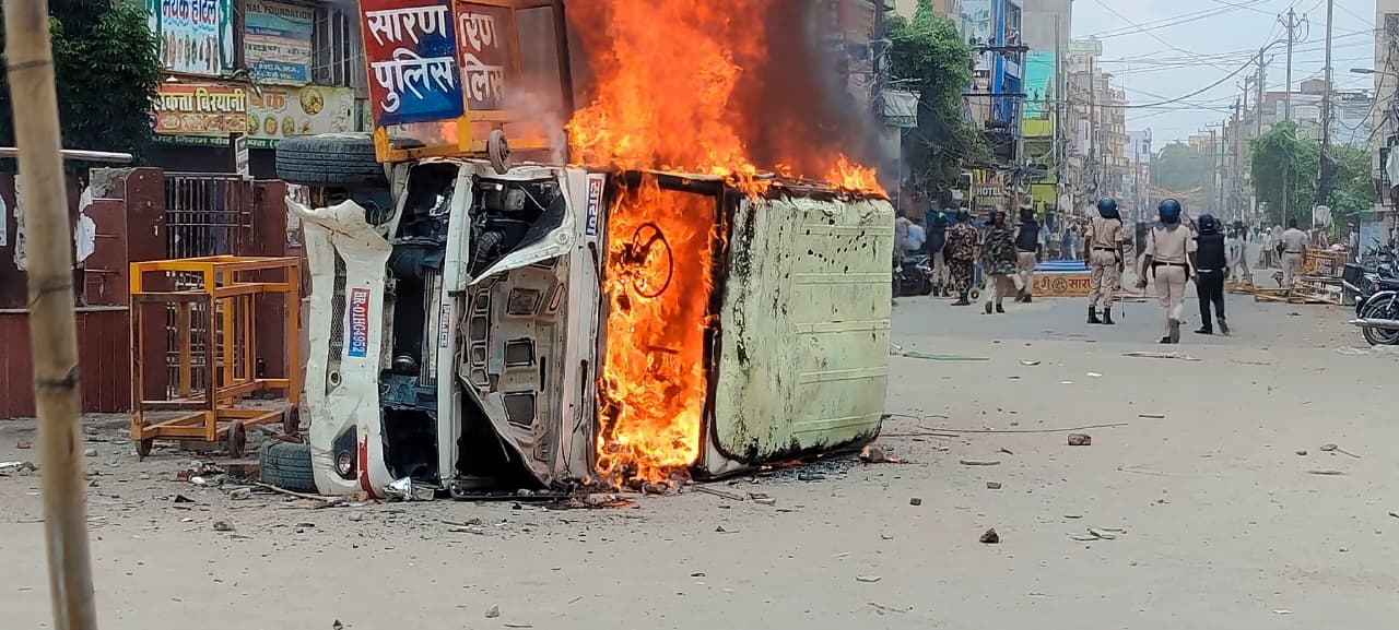 छपरा में प्रदर्शनकारियों ने नगर पालिका चौक पर पुलिस गाड़ी में लगाया आग