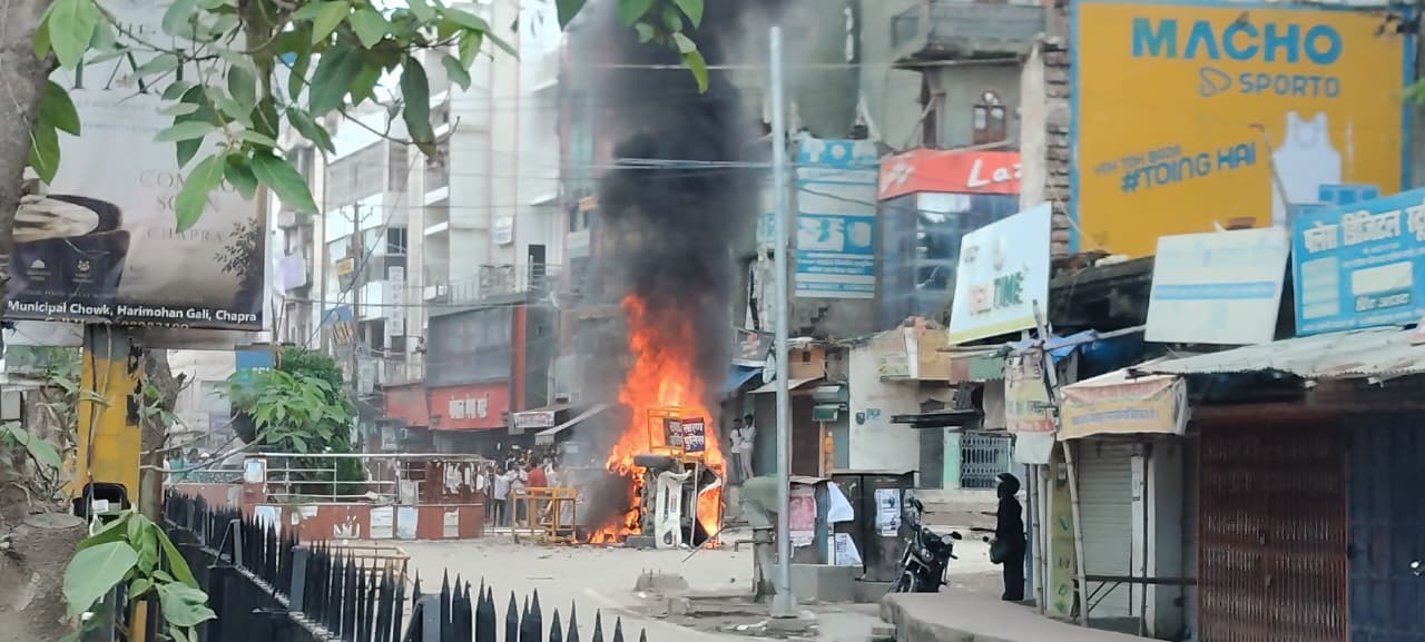 बीच सड़क पर धू-धूकर चला वाहन