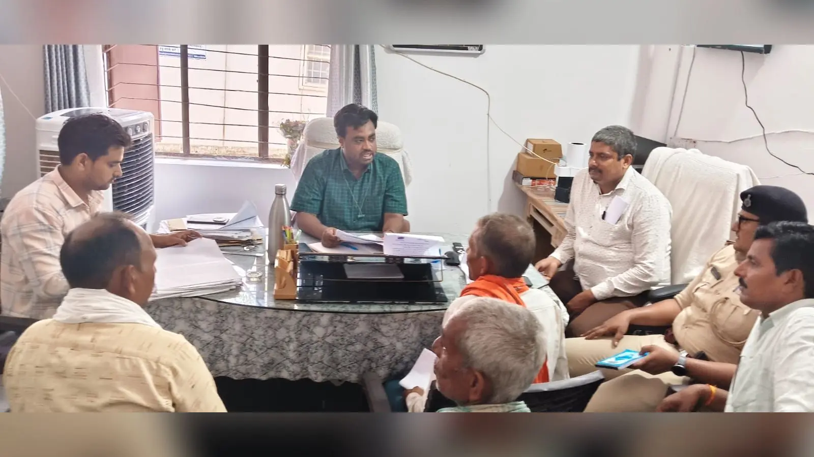 भितहा जनता दरबार में भूमि विवादों की सुनवाई, एक मामले का तत्काल निष्पादन
