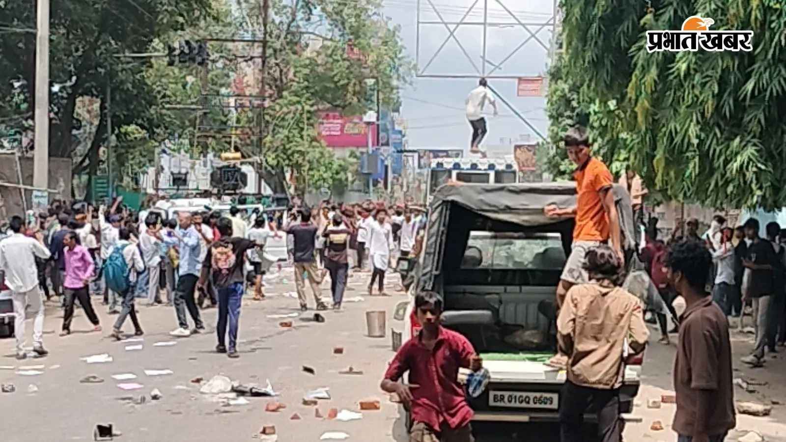 तिलकामांझी चौक पर उग्र हुआ छात्रों का प्रदर्शन, सड़क जाम व पथराव के बाद पुलिस का लाठीचार्ज; कई चोटिल