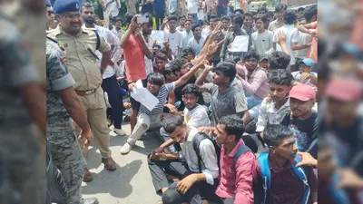वैशाली: पेपर लीक, छात्रों पर कार्रवाई के विरोध में जंदाहा में प्रदर्शन, सड़क जाम किया