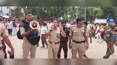 प्रदर्शनकारियों के उग्र होने पर पुलिस को करना पड़ा बल प्रयोग