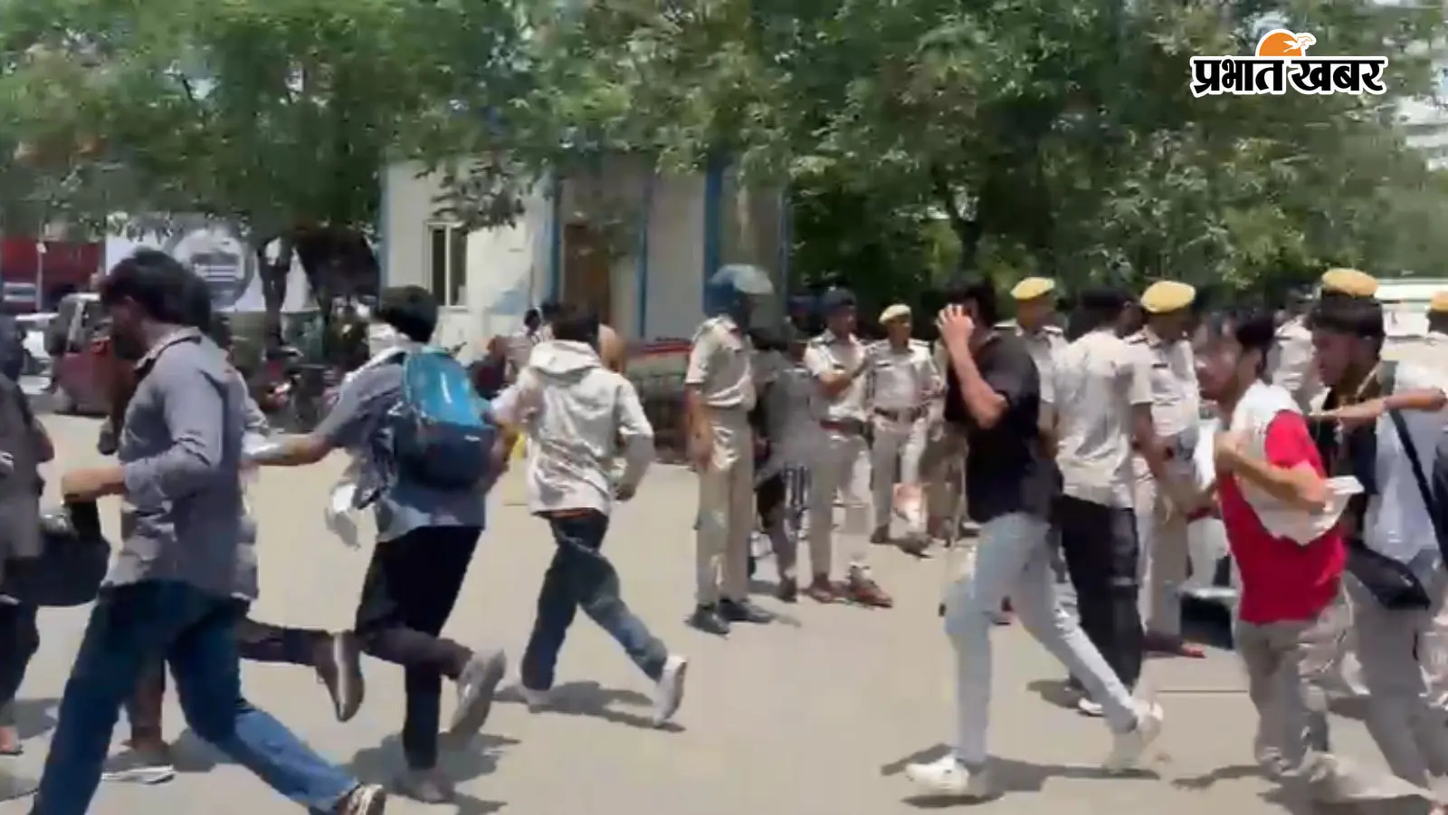पटना में पुलिस-छात्रों में पथराव से तनाव, एग्जीबिशन रोड बना प्रदर्शन का केंद्र, 100 से अधिक हिरासत में