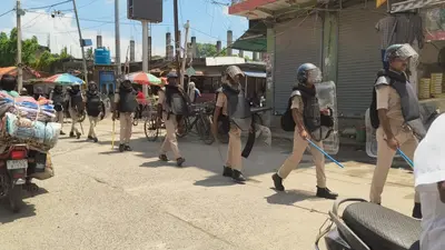 उदाकिशुनगंज में पुलिस का शक्ति प्रदर्शन, फ्लैग मार्च निकालकर शांति बनाए रखने की अपील